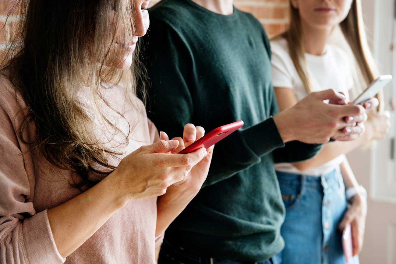 私の小さなビジネスのための無料のオンライン広告を取得する方法💸。 7 happy friends using smartphones social media