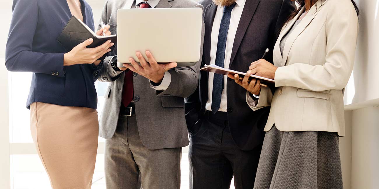 私の小さなビジネスのための無料のオンライン広告を取得する方法💸。 8 business team working research planning concept